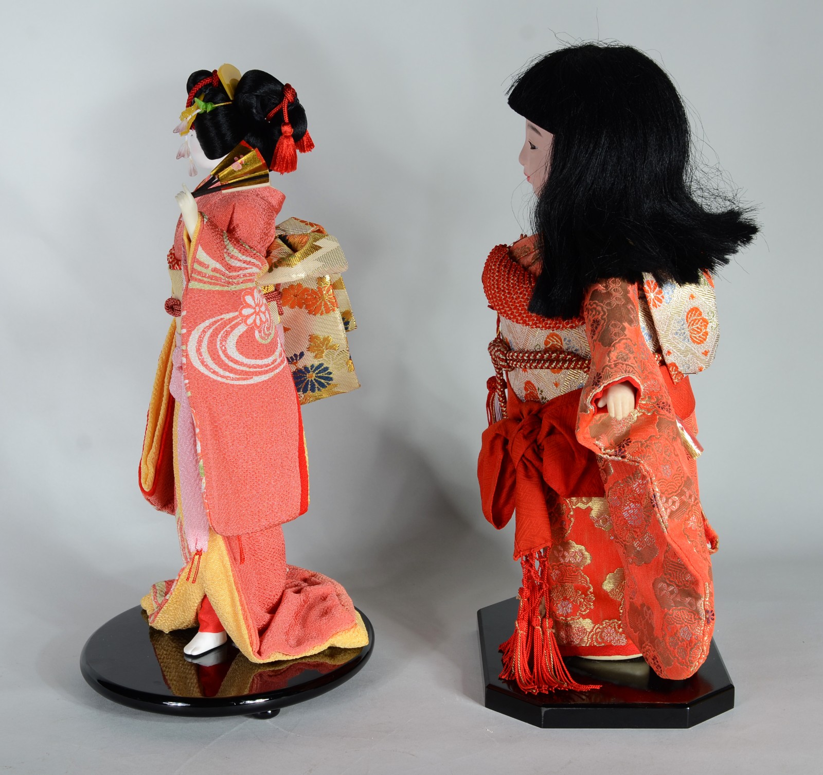 Duas peças, sendo: boneca japonesa com redoma e boneca com rosto de... - foto 4 de 10