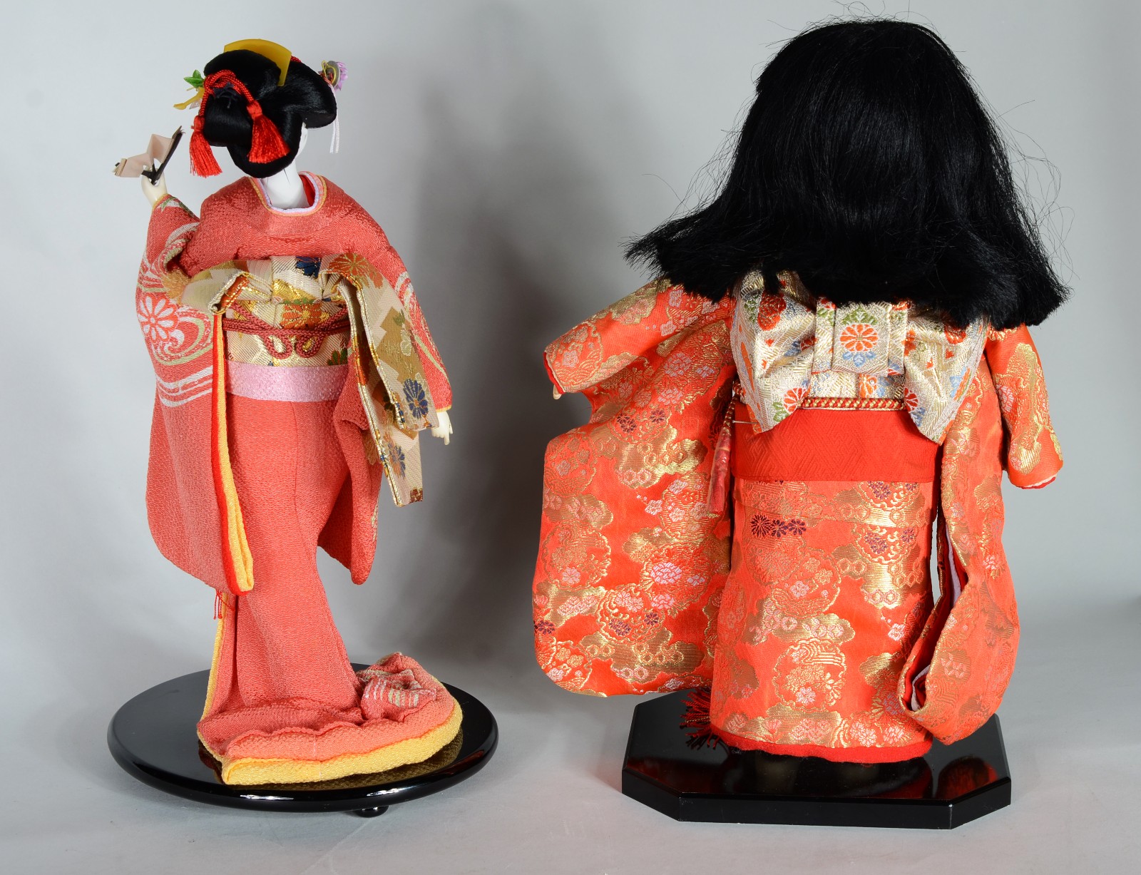 Duas peças, sendo: boneca japonesa com redoma e boneca com rosto de... - foto 5 de 10