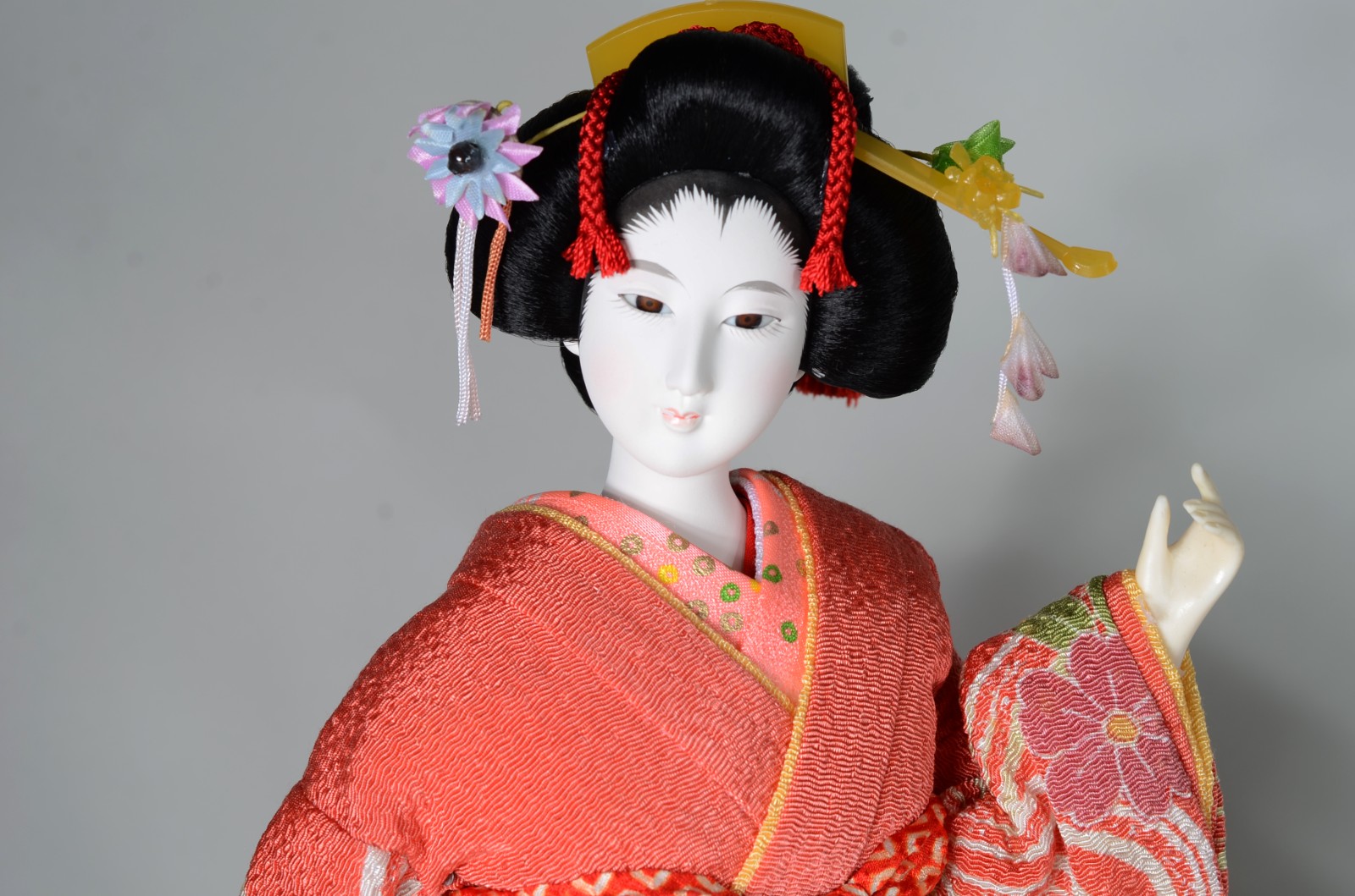 Duas peças, sendo: boneca japonesa com redoma e boneca com rosto de... - foto 7 de 10