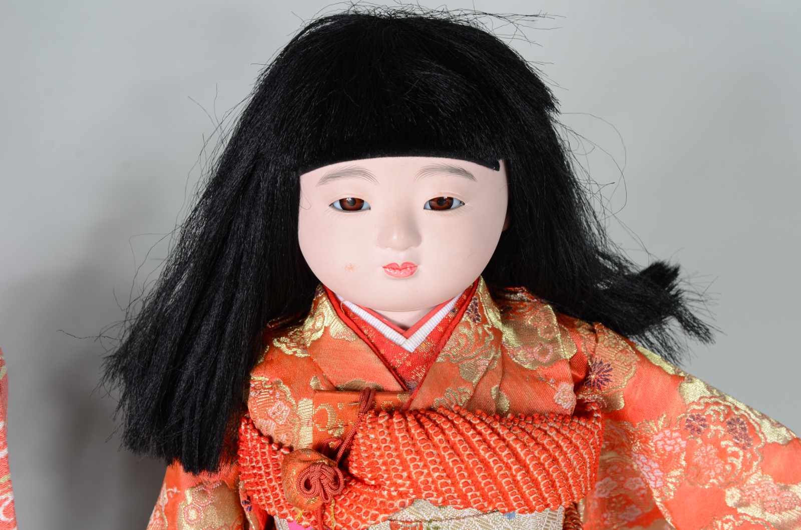Duas peças, sendo: boneca japonesa com redoma e boneca com rosto de... - foto 8 de 10