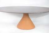 Jorge Zalszupin (1922-2020),  - Mesa "Guarujá" feitio oval com tampo "taqueado" que mescla diferentes tonalidades da mesma madeira, base de cimento revestido de couro.