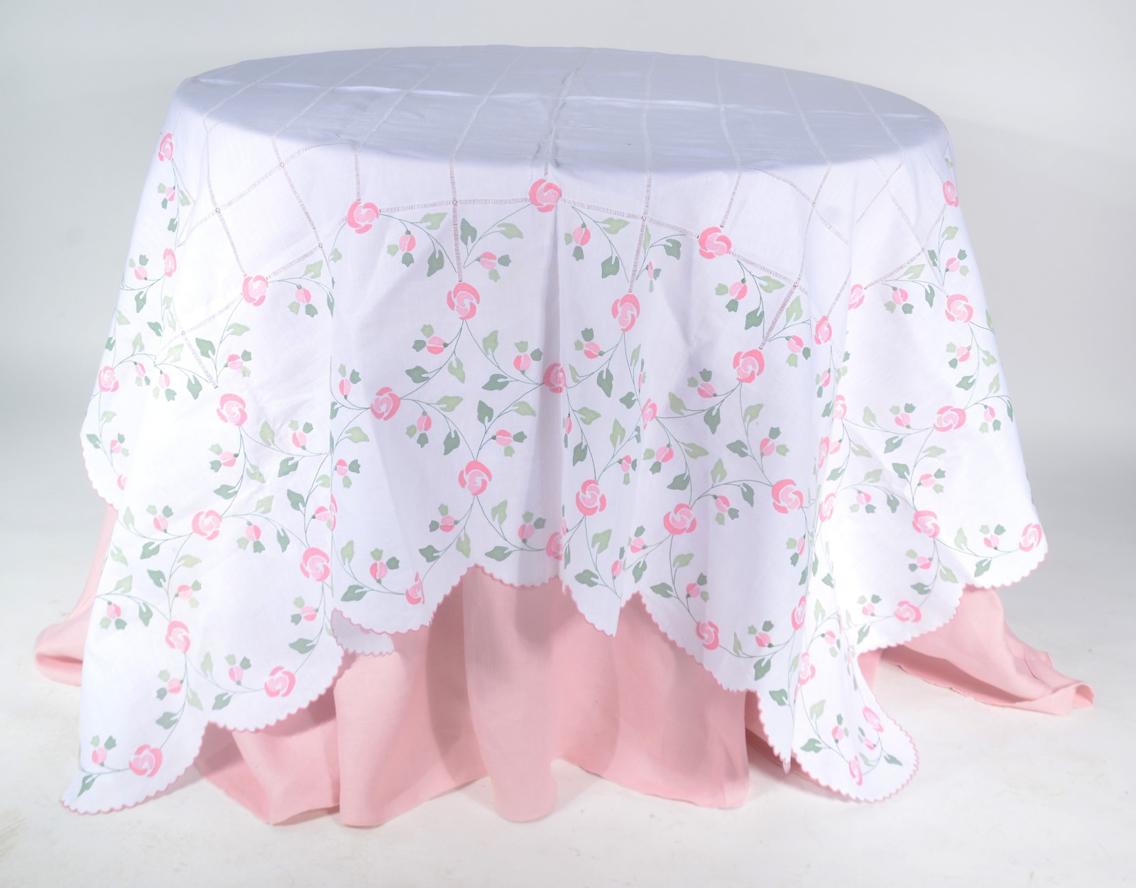 Toalha de mesa de linho com flores bordadas e forro. Acompanham 59... - foto 1 de 10
