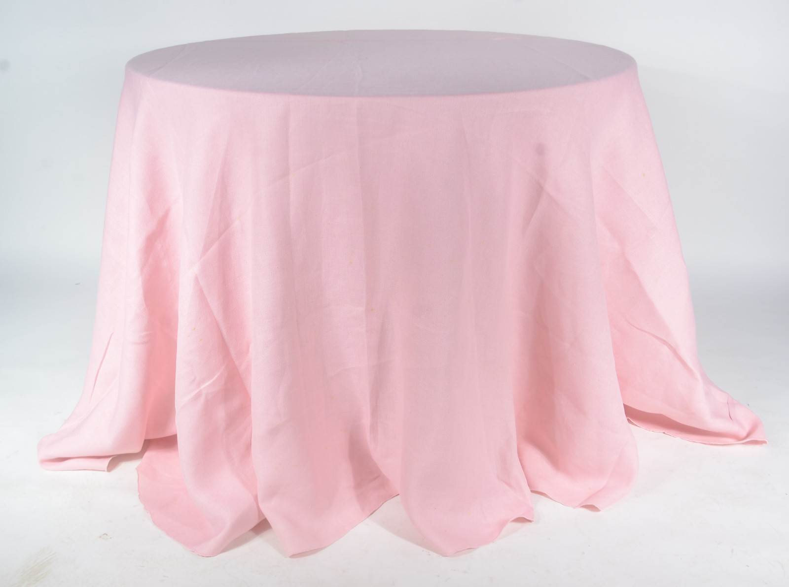 Toalha de mesa de linho com flores bordadas e forro. Acompanham 59... - foto 2 de 10