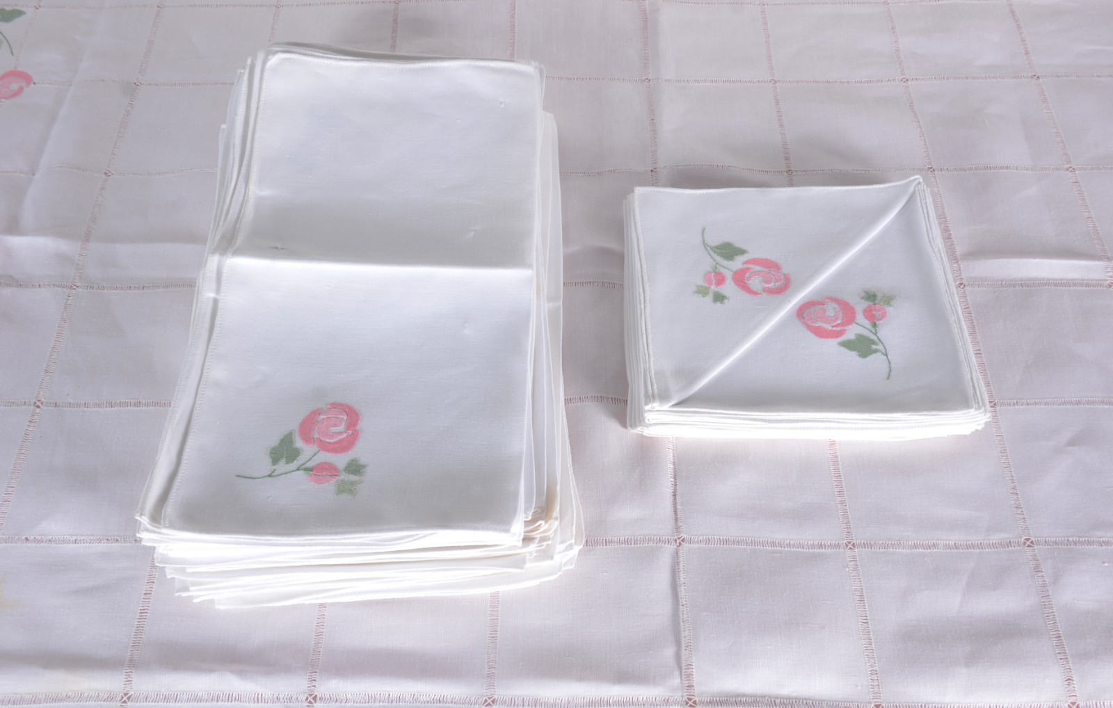 Toalha de mesa de linho com flores bordadas e forro. Acompanham 59... - foto 6 de 10