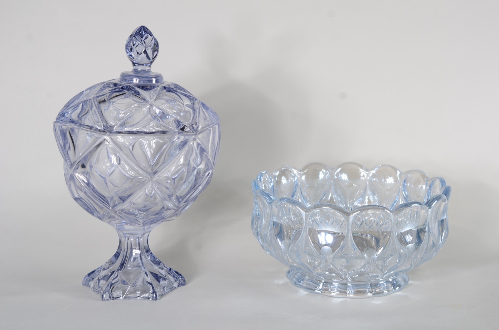 Duas peças, sendo: compoteira de vidro decorativo na cor azul e bowl. - foto 1 de 11