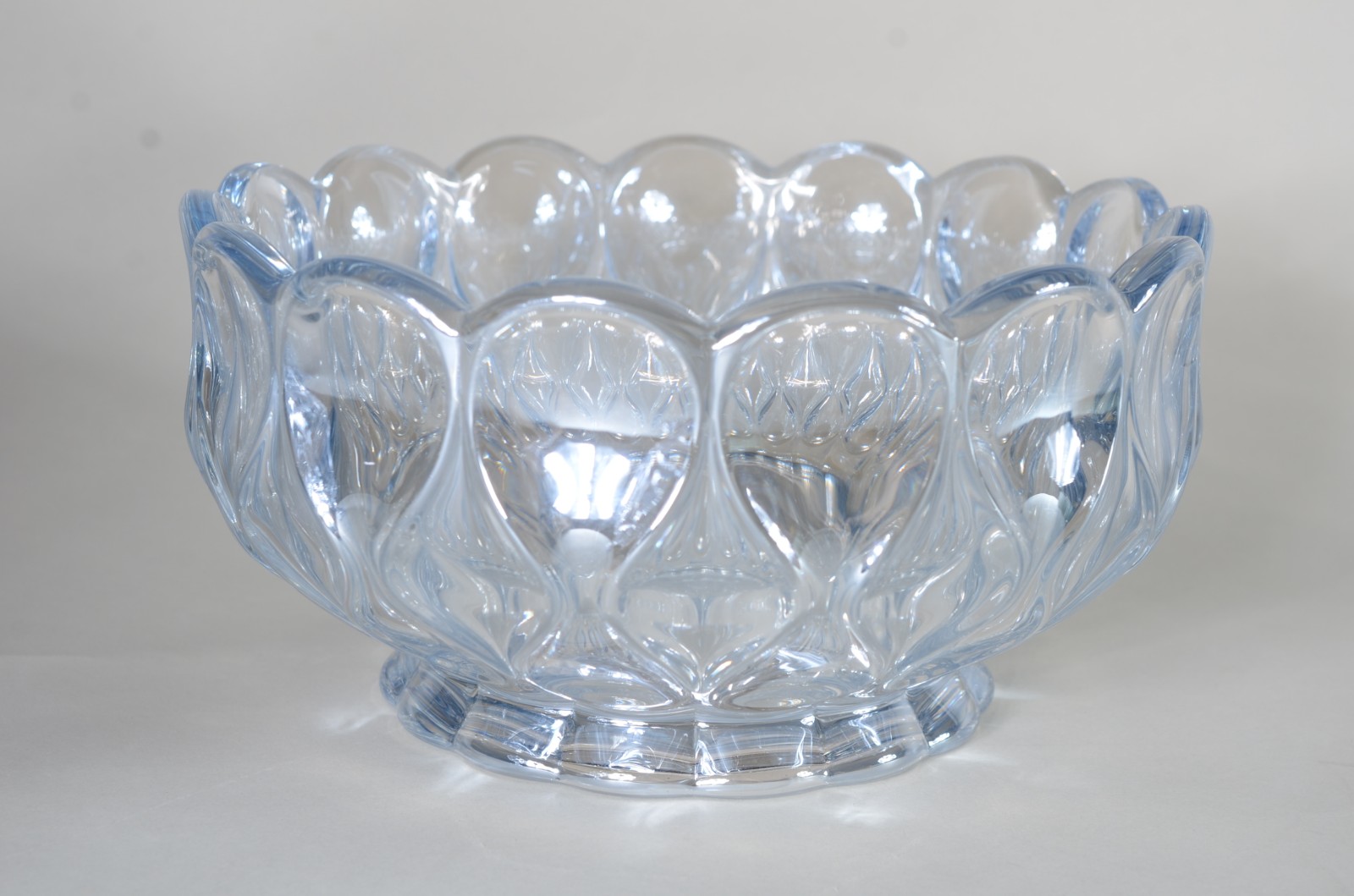Duas peças, sendo: compoteira de vidro decorativo na cor azul e bowl. - foto 2 de 11