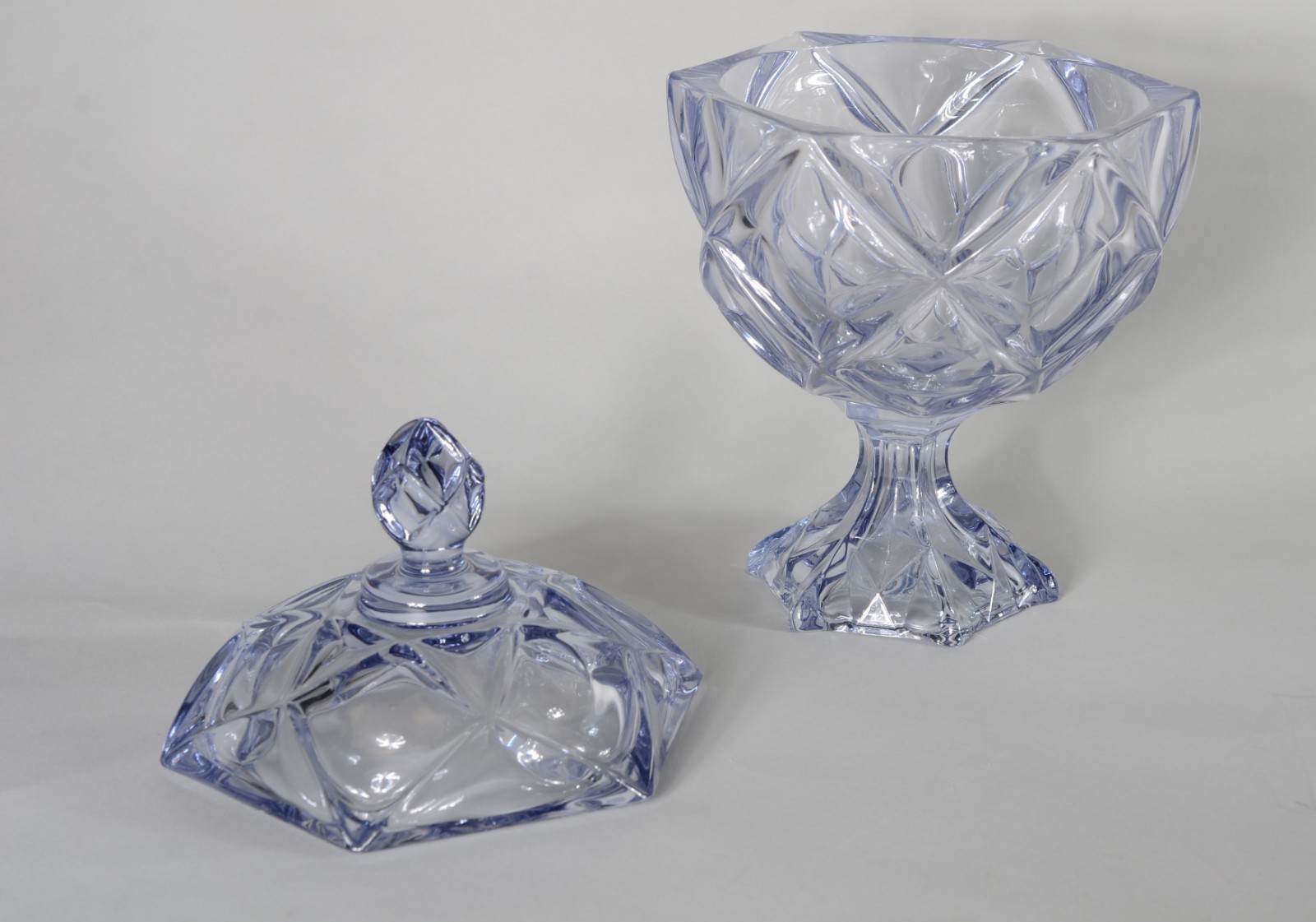 Duas peças, sendo: compoteira de vidro decorativo na cor azul e bowl. - foto 5 de 11