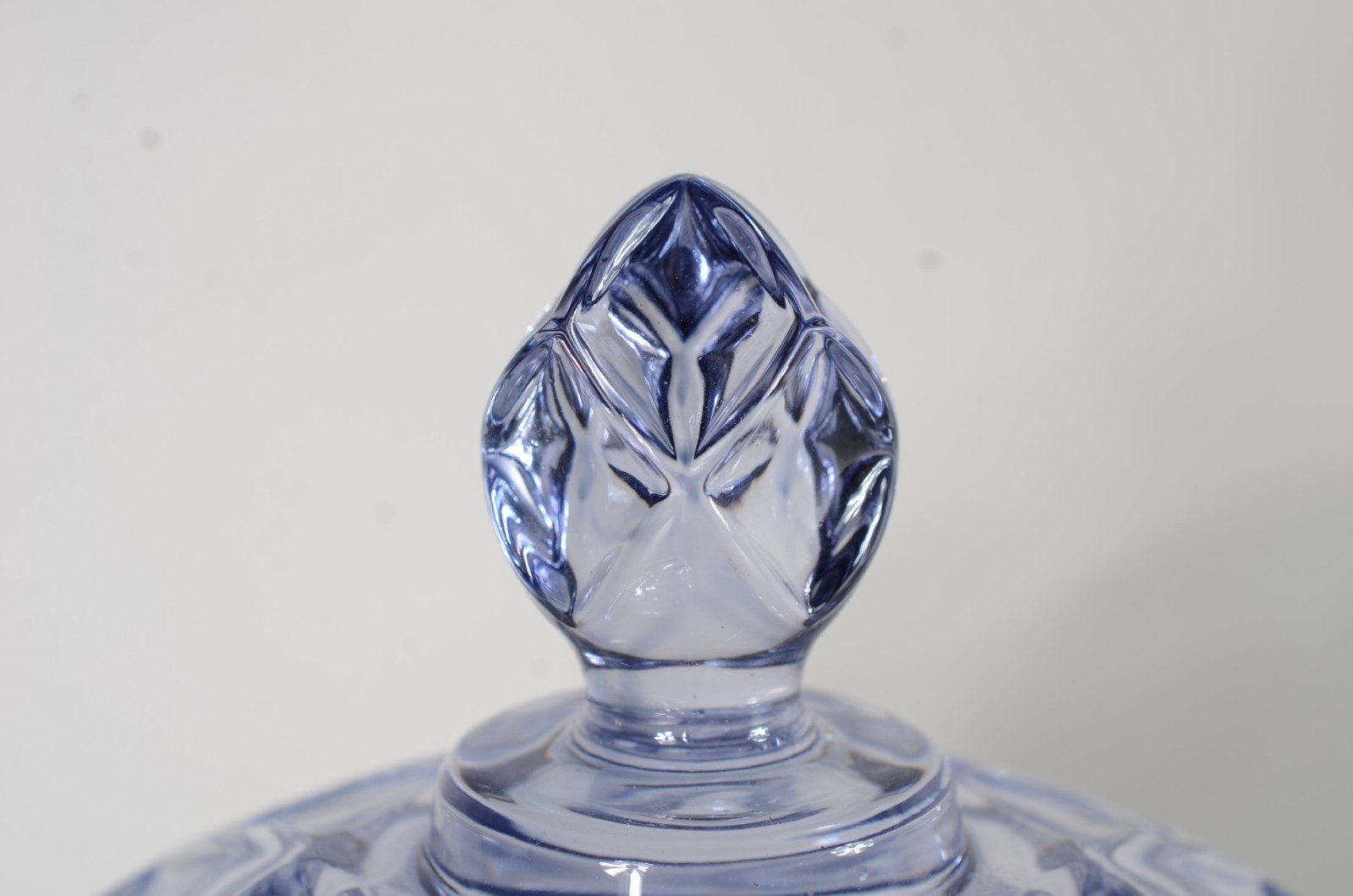Duas peças, sendo: compoteira de vidro decorativo na cor azul e bowl. - foto 6 de 11