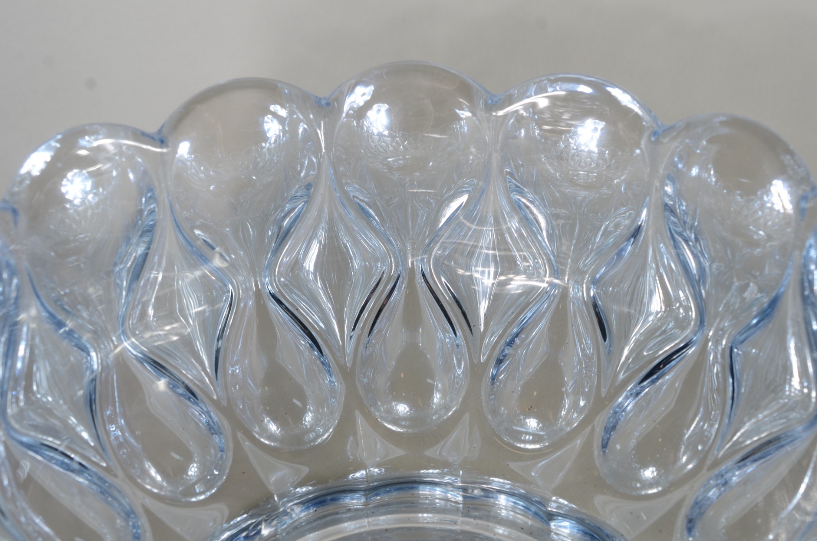 Duas peças, sendo: compoteira de vidro decorativo na cor azul e bowl. - foto 7 de 11