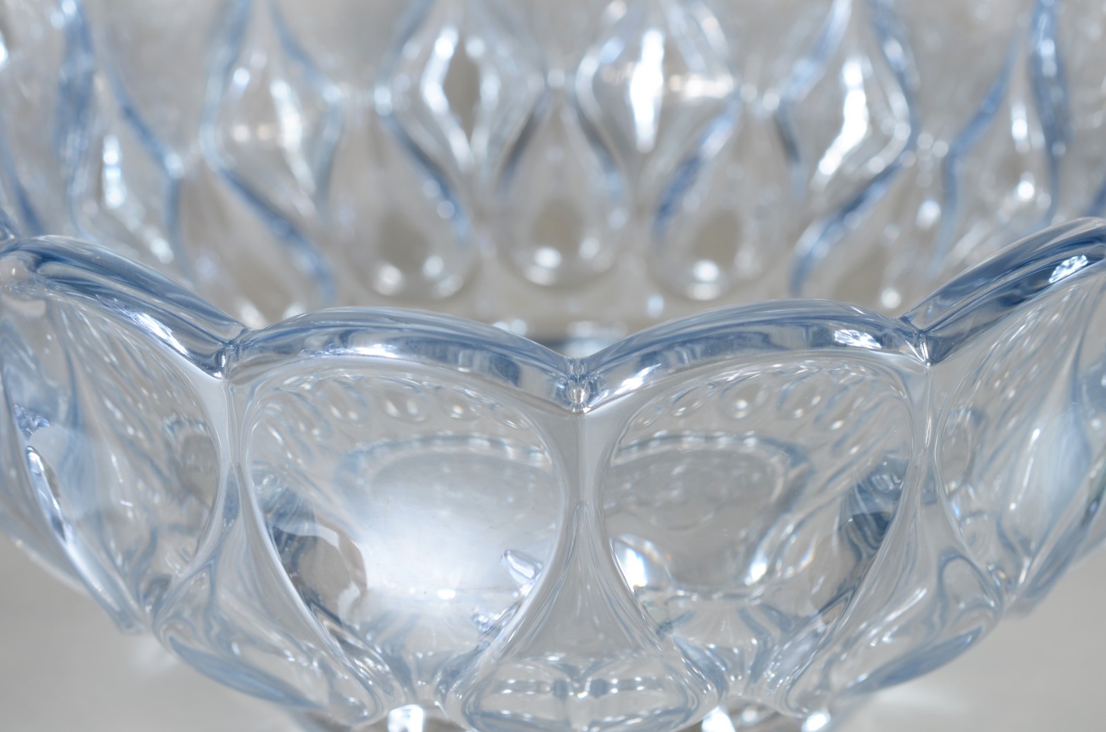Duas peças, sendo: compoteira de vidro decorativo na cor azul e bowl. - foto 9 de 11