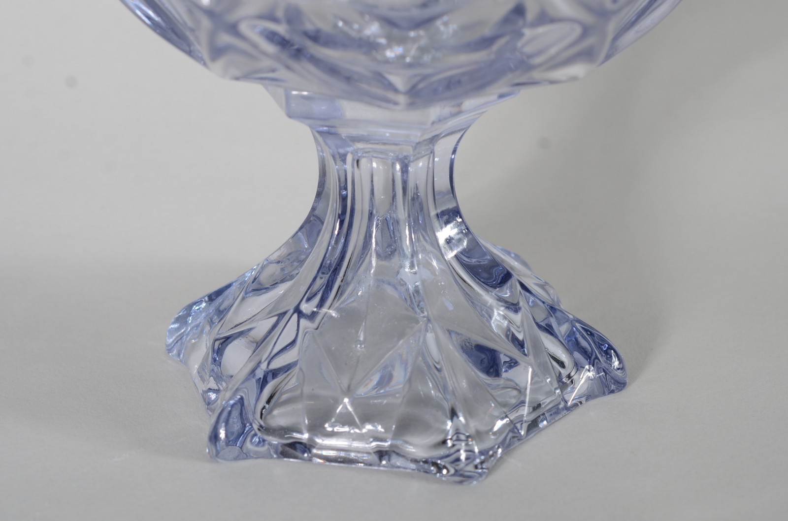 Duas peças, sendo: compoteira de vidro decorativo na cor azul e bowl. - foto 11 de 11