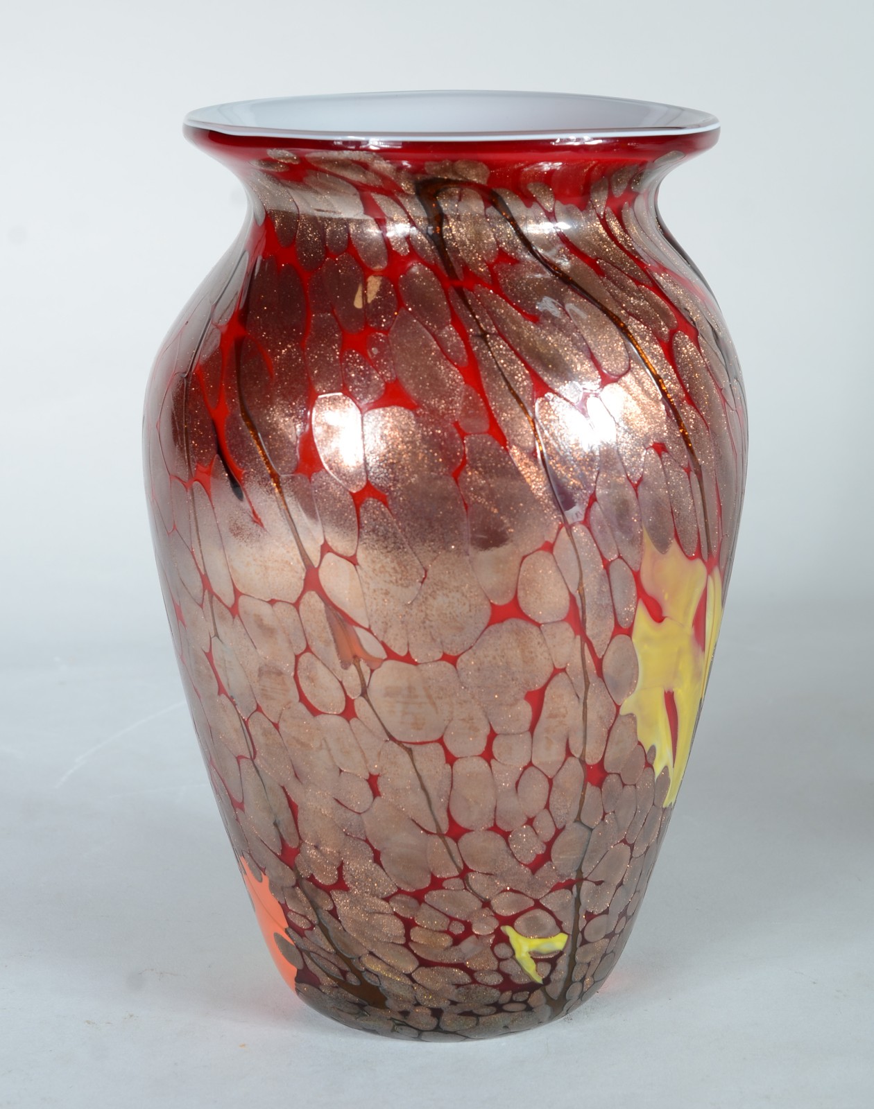 Vaso de vidro decorativo vermelho com mesclas. - foto 2 de 6