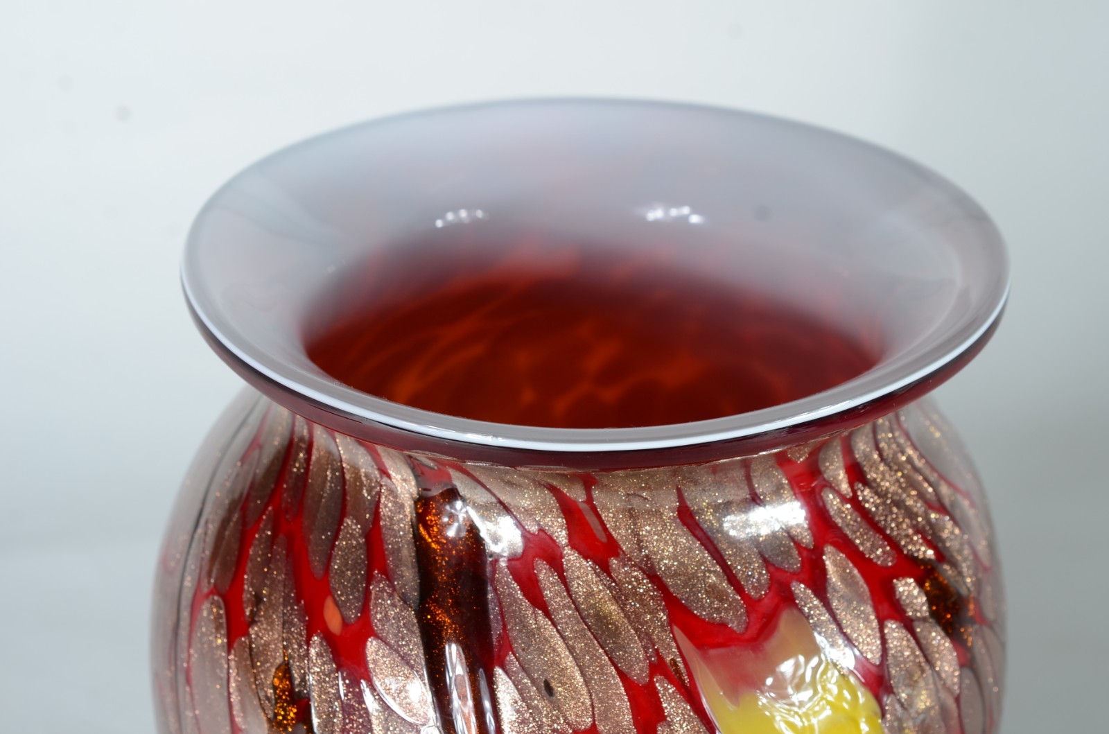 Vaso de vidro decorativo vermelho com mesclas. - foto 3 de 6