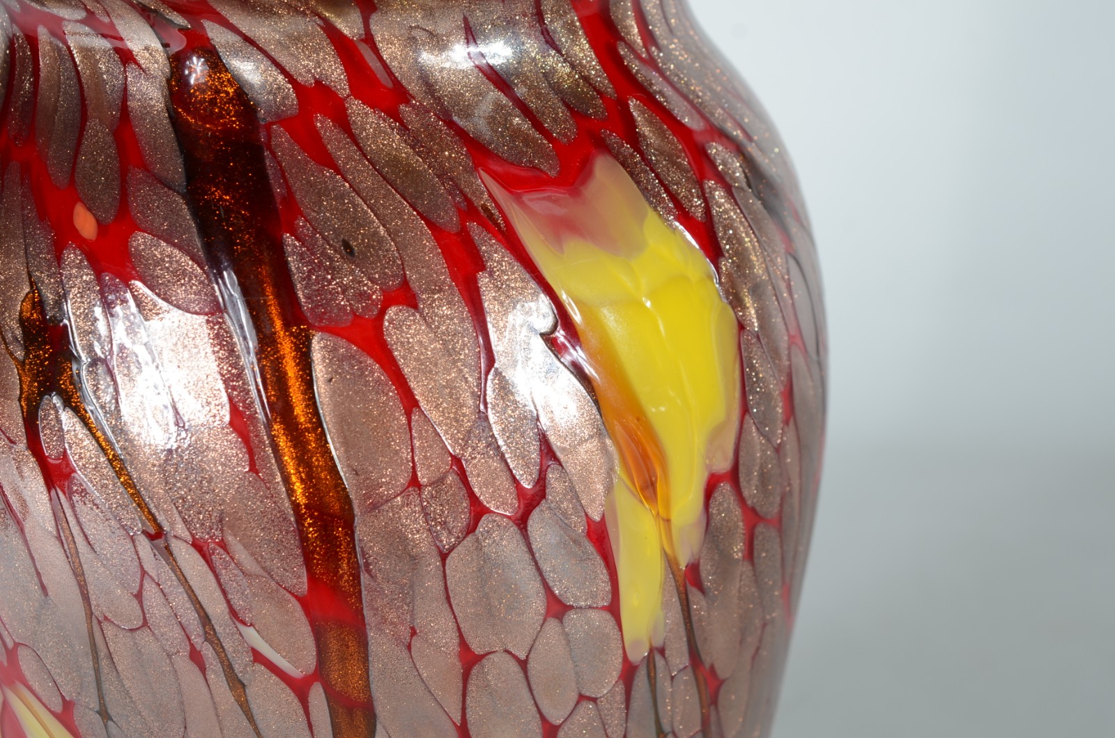 Vaso de vidro decorativo vermelho com mesclas. - foto 4 de 6