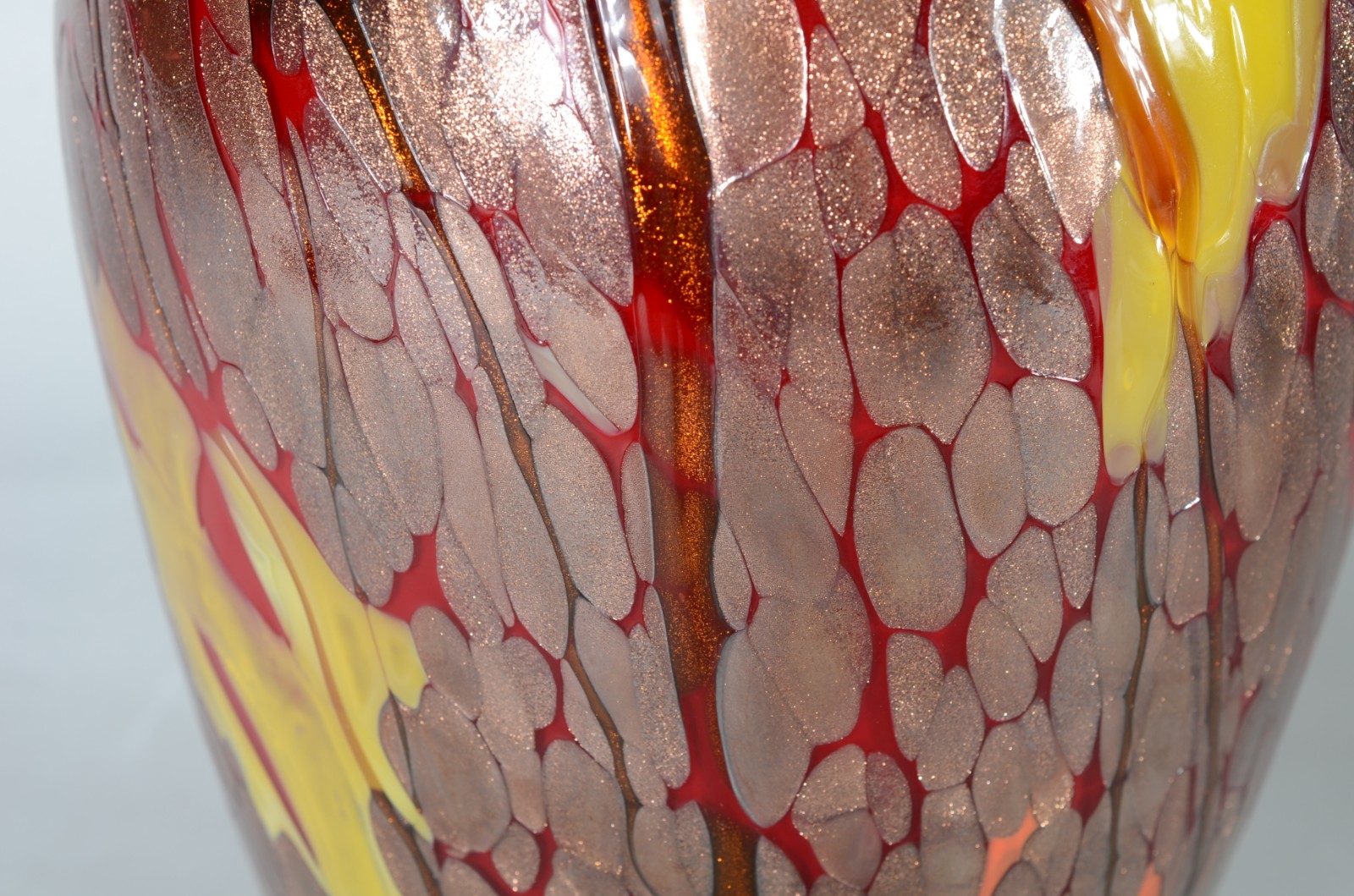 Vaso de vidro decorativo vermelho com mesclas. - foto 5 de 6
