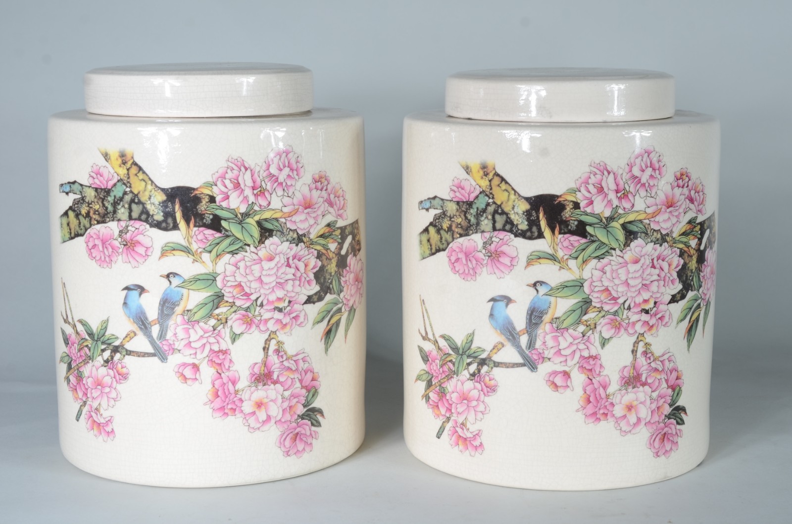 Duas potiches de porcelana com pássaros em policromia. - foto 1 de 7