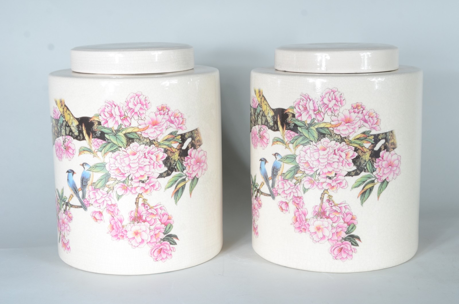 Duas potiches de porcelana com pássaros em policromia. - foto 2 de 7