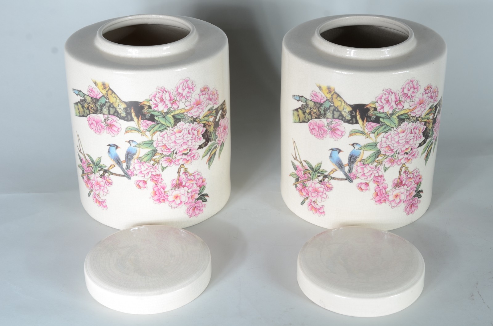 Duas potiches de porcelana com pássaros em policromia. - foto 3 de 7