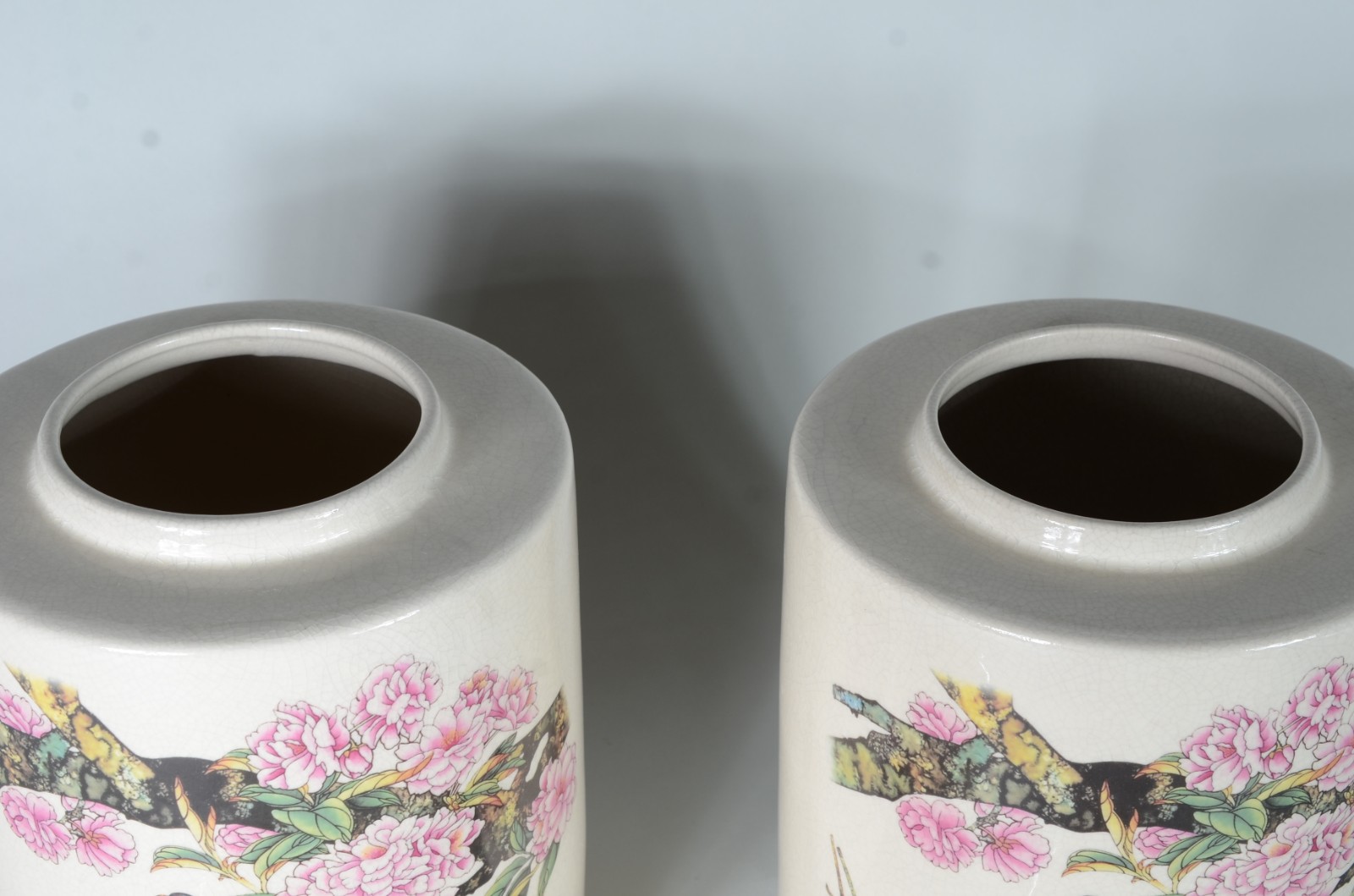 Duas potiches de porcelana com pássaros em policromia. - foto 5 de 7