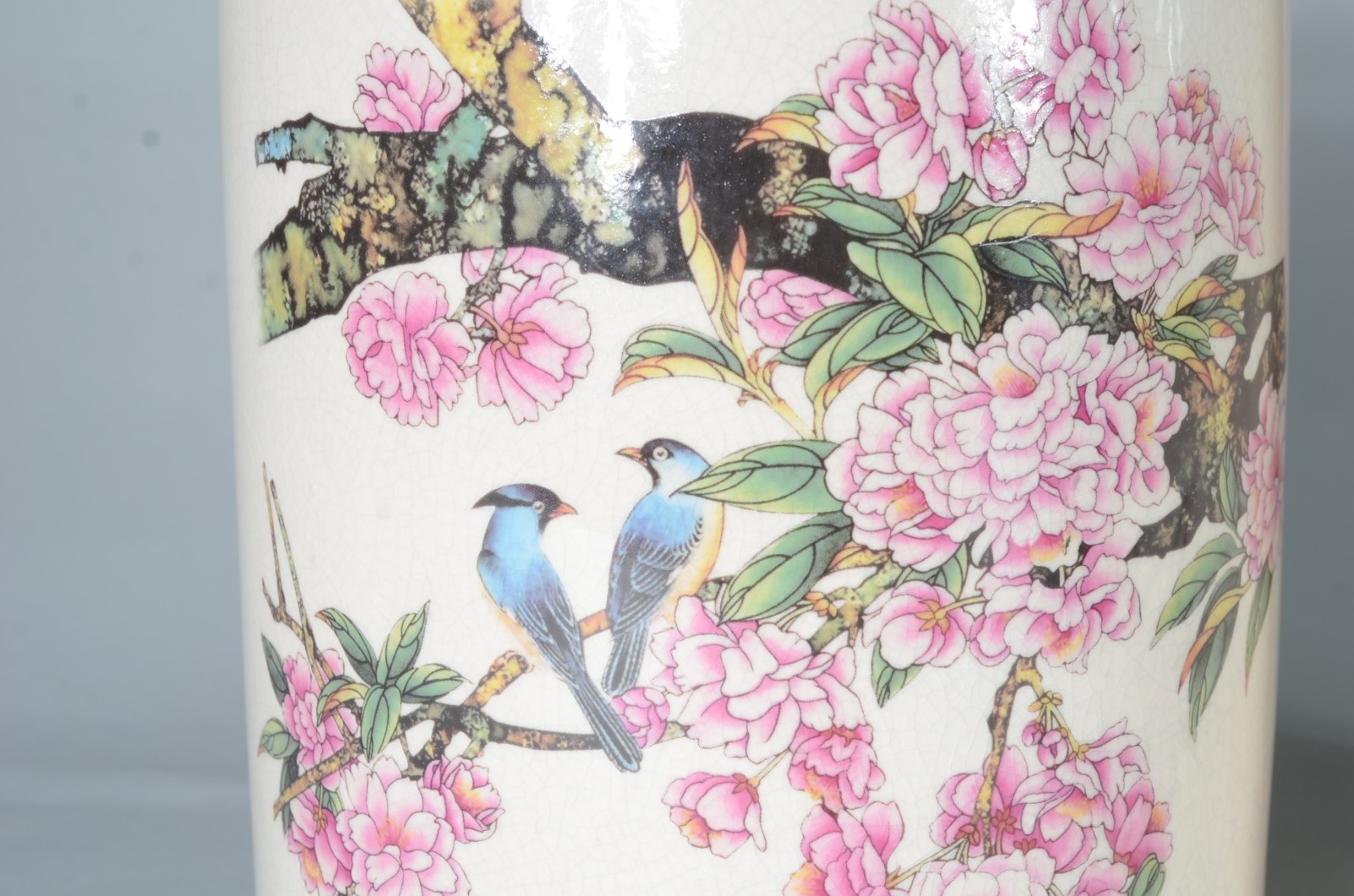 Duas potiches de porcelana com pássaros em policromia. - foto 6 de 7