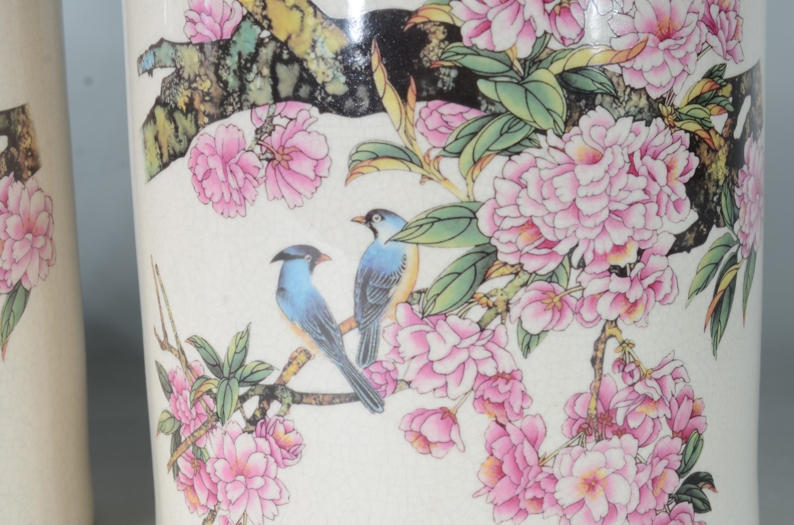 Duas potiches de porcelana com pássaros em policromia. - foto 7 de 7