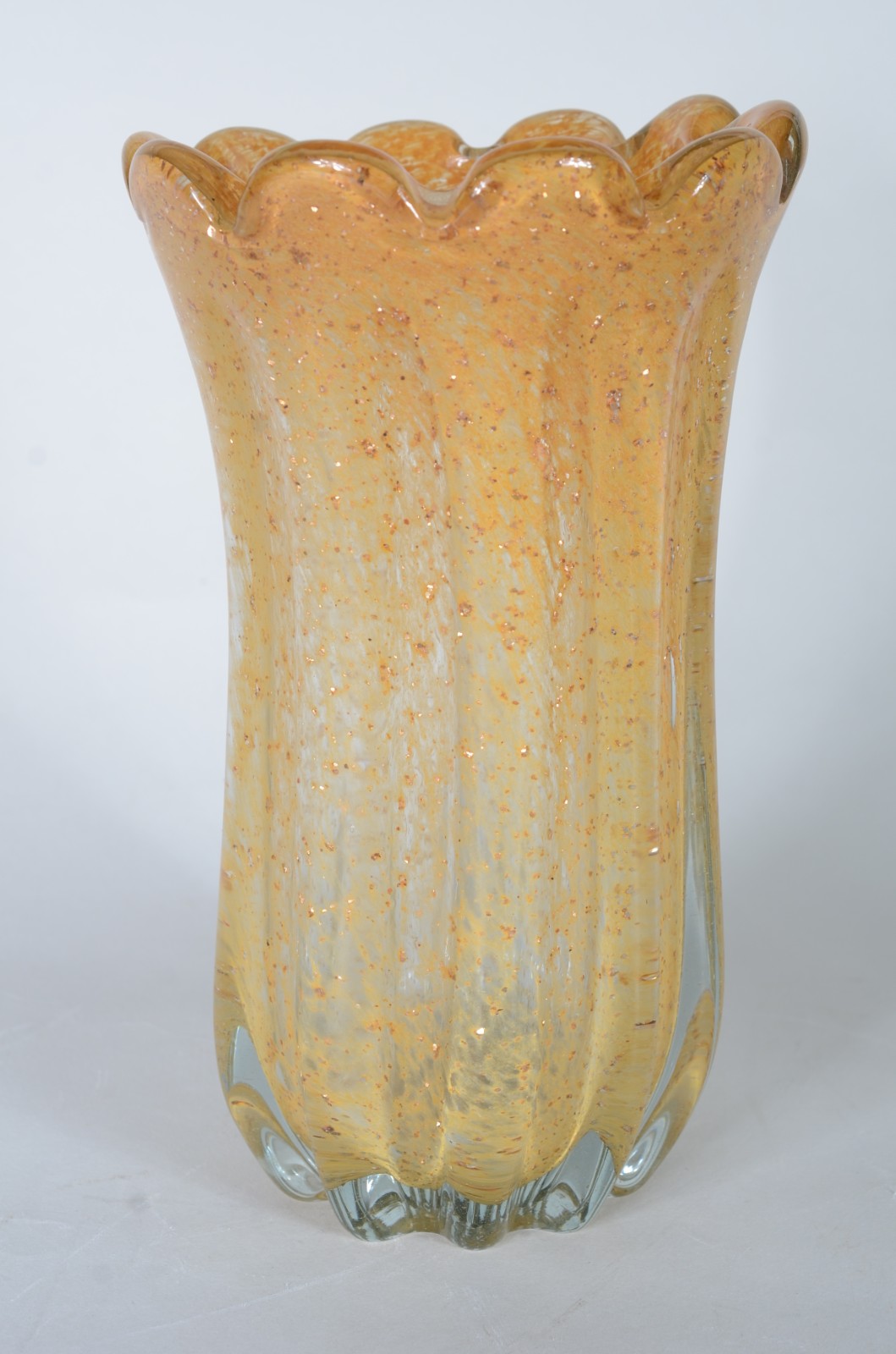 Vaso de vidro decorativo amarelo, trabalhado em gomos com pó de ouro. - foto 1 de 6