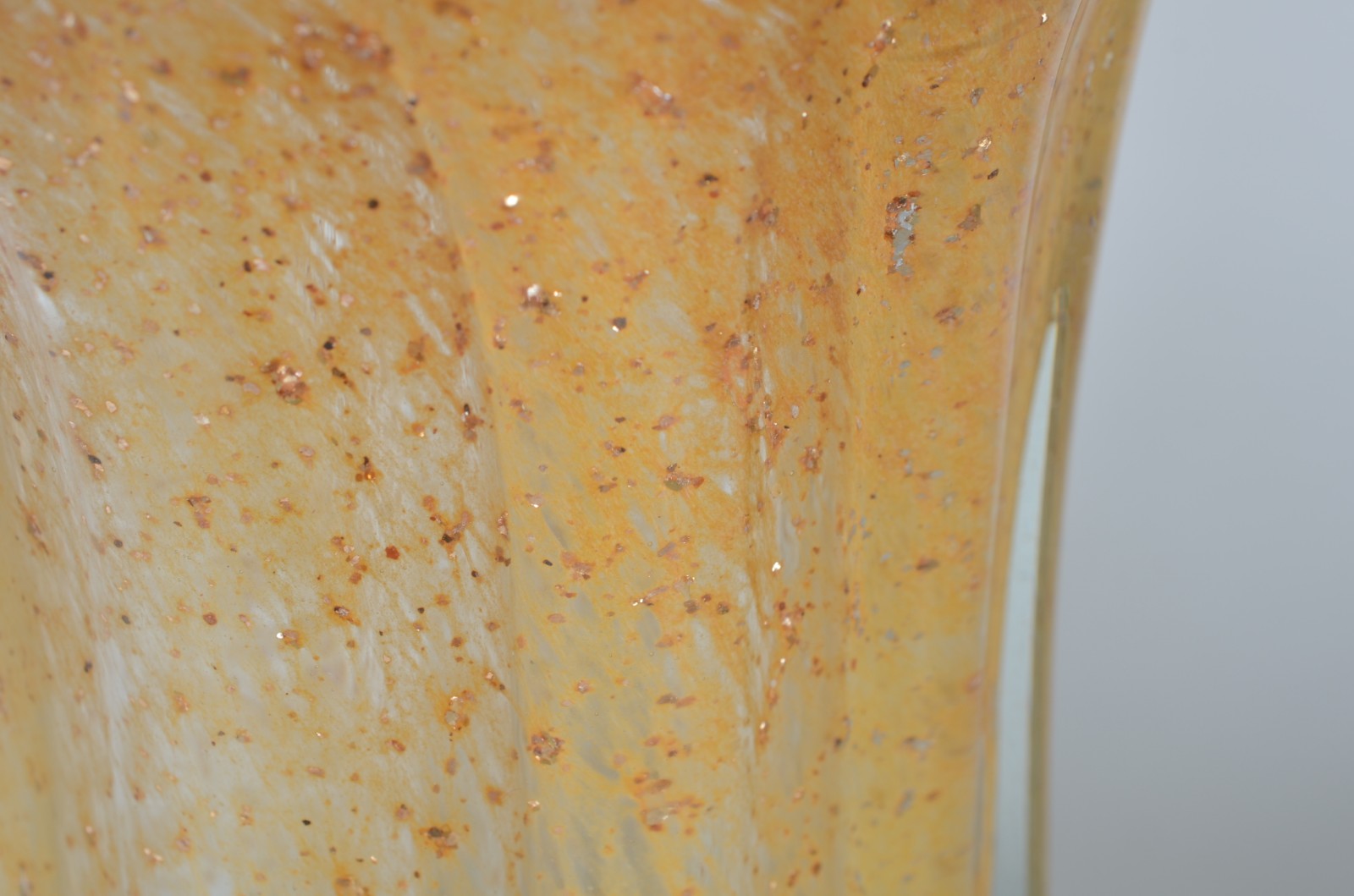 Vaso de vidro decorativo amarelo, trabalhado em gomos com pó de ouro. - foto 3 de 6
