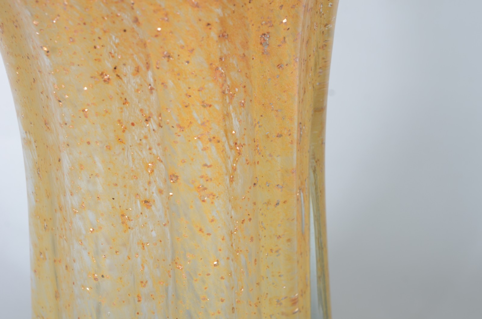 Vaso de vidro decorativo amarelo, trabalhado em gomos com pó de ouro. - foto 4 de 6