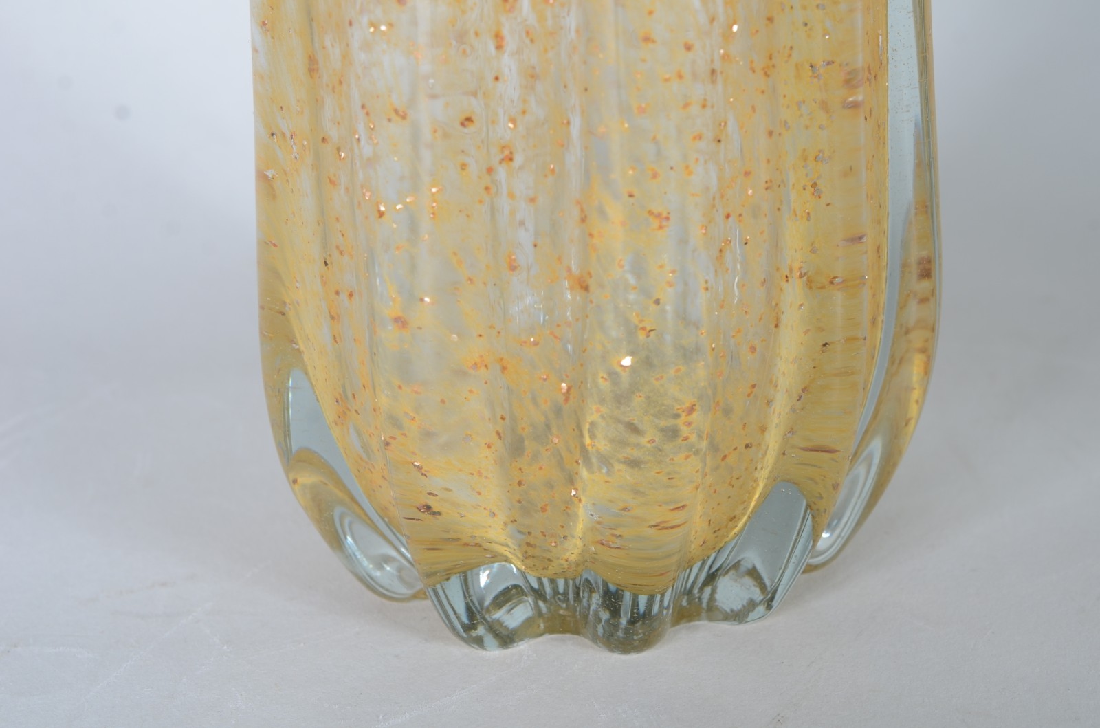 Vaso de vidro decorativo amarelo, trabalhado em gomos com pó de ouro. - foto 5 de 6