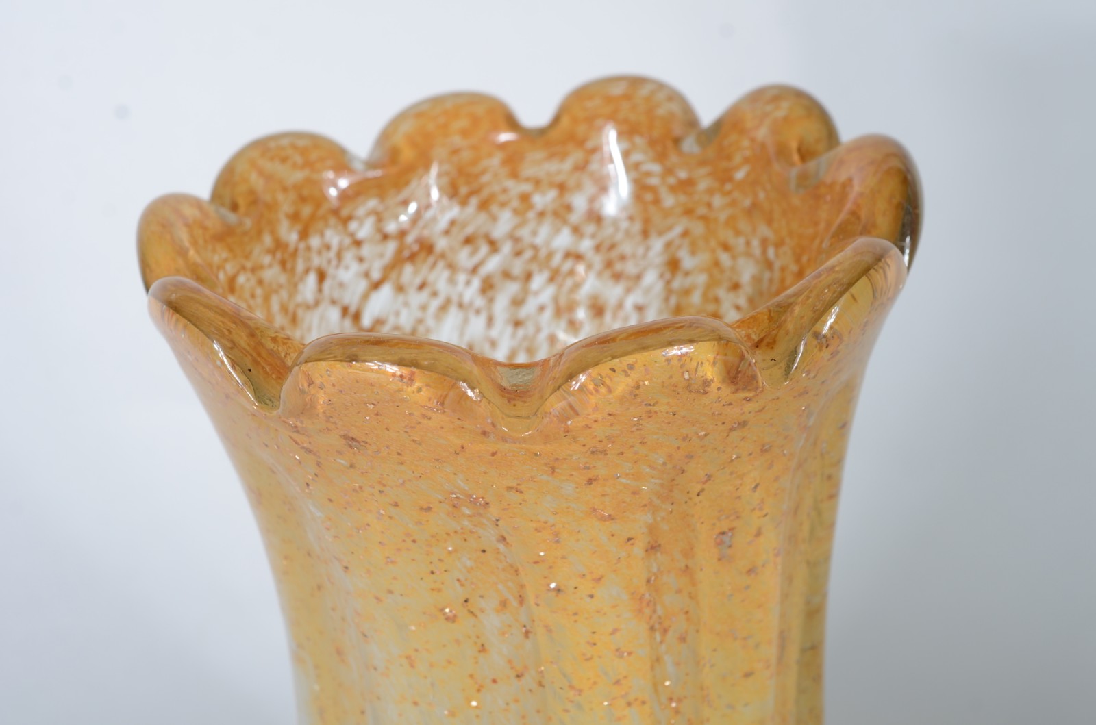 Vaso de vidro decorativo amarelo, trabalhado em gomos com pó de ouro. - foto 2 de 6