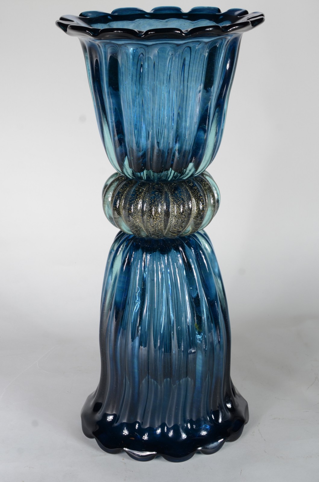 Vaso de vidro decorativo azul, trabalhado em gomos. - foto 1 de 6