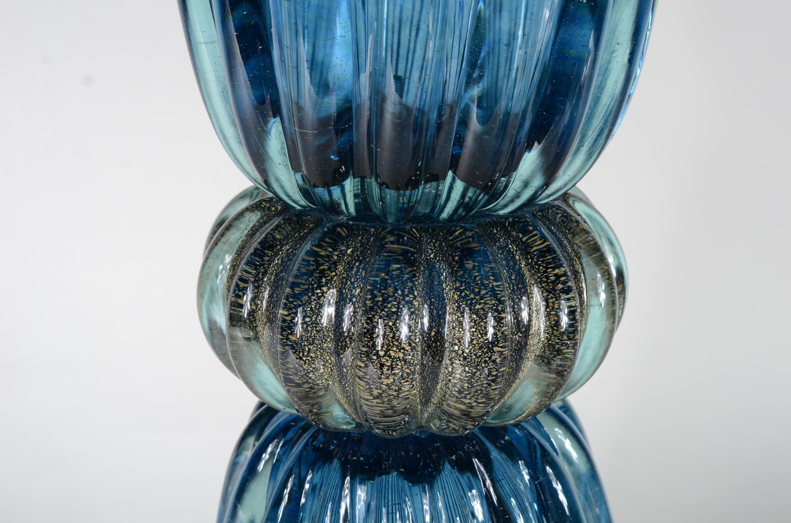 Vaso de vidro decorativo azul, trabalhado em gomos. - foto 2 de 6