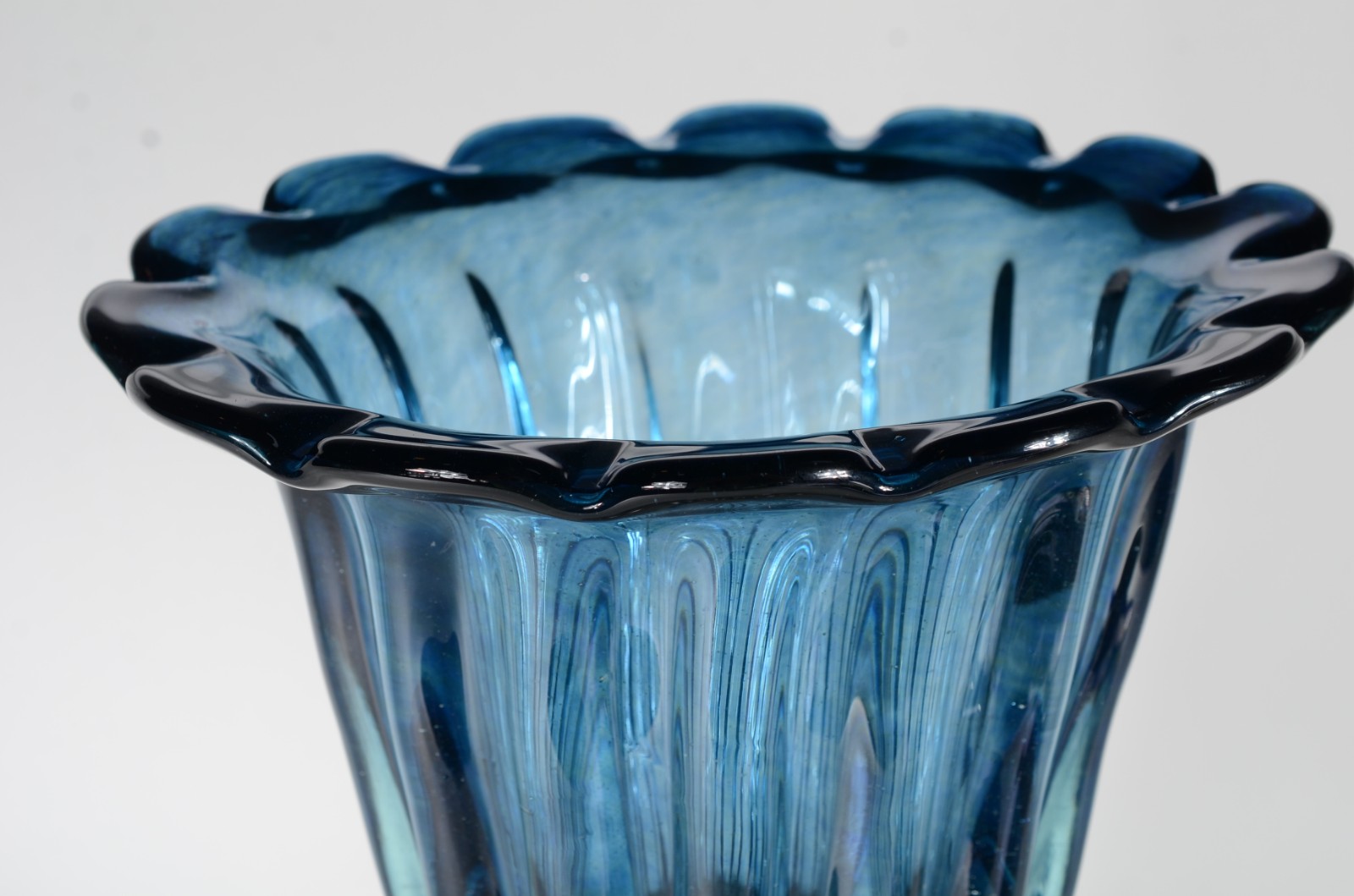 Vaso de vidro decorativo azul, trabalhado em gomos. - foto 3 de 6