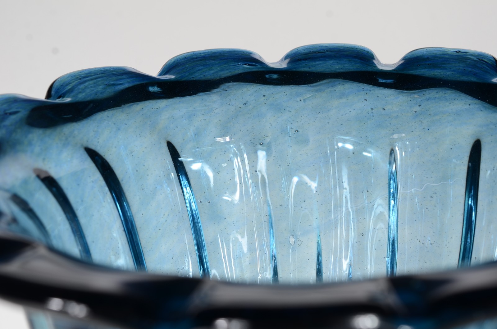 Vaso de vidro decorativo azul, trabalhado em gomos. - foto 4 de 6