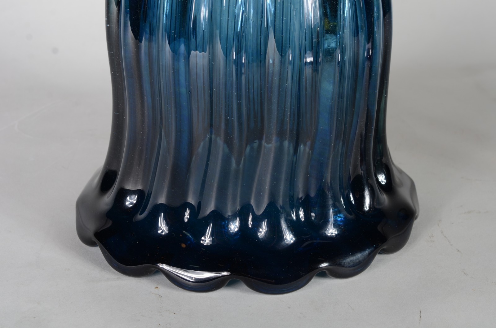 Vaso de vidro decorativo azul, trabalhado em gomos. - foto 5 de 6
