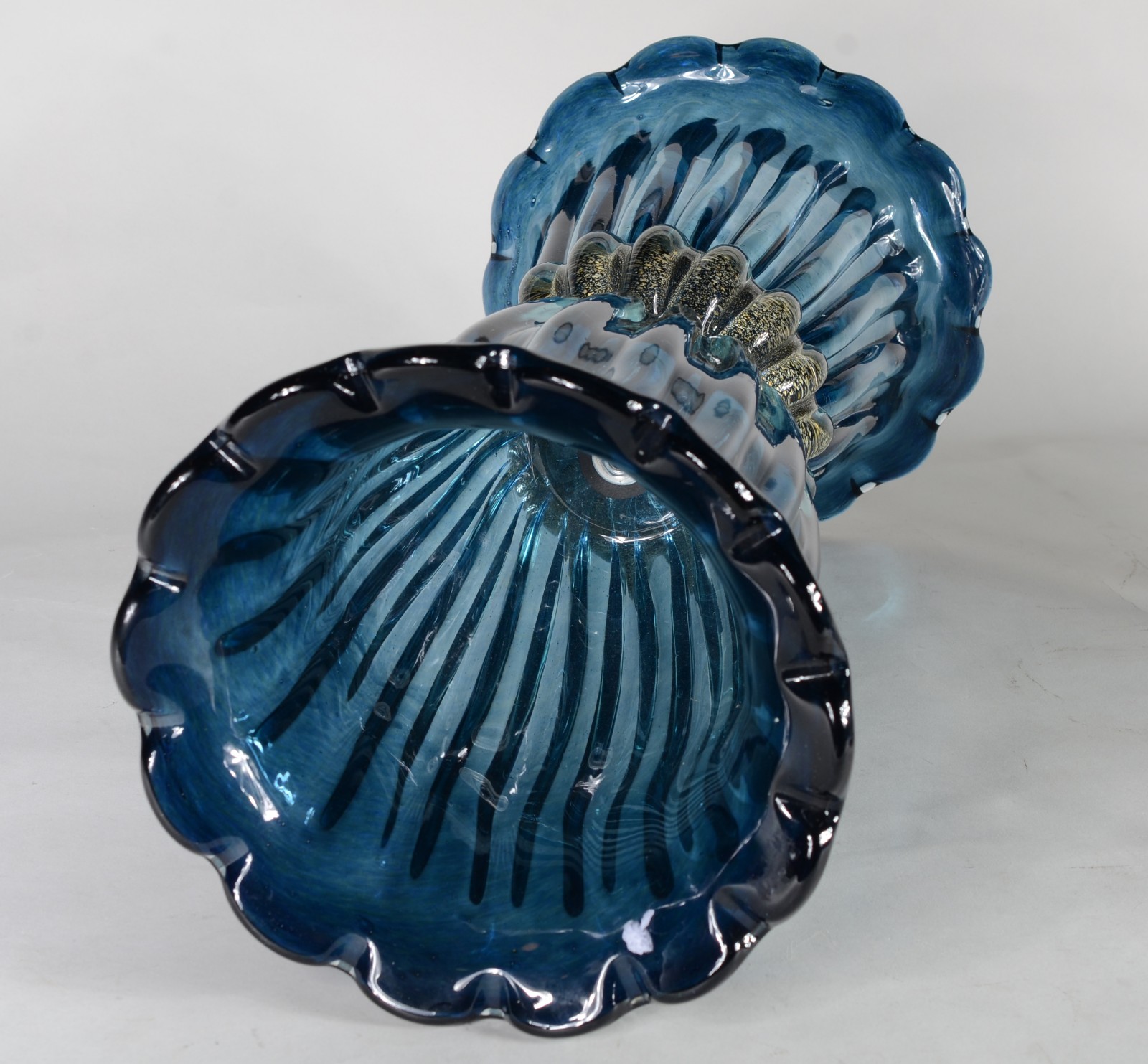 Vaso de vidro decorativo azul, trabalhado em gomos. - foto 6 de 6