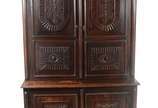 Grande móvel/oratório ou louceiro de madeira no... - Grande móvel/oratório ou louceiro de madeira nobre, duas portas na parte superior e duas na parte inferior com entalhes, prateleiras internas.
