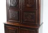 Grande móvel/oratório ou louceiro de madeira no... - Grande móvel/oratório ou louceiro de madeira nobre, duas portas na parte superior e duas na parte inferior com entalhes, prateleiras internas.
