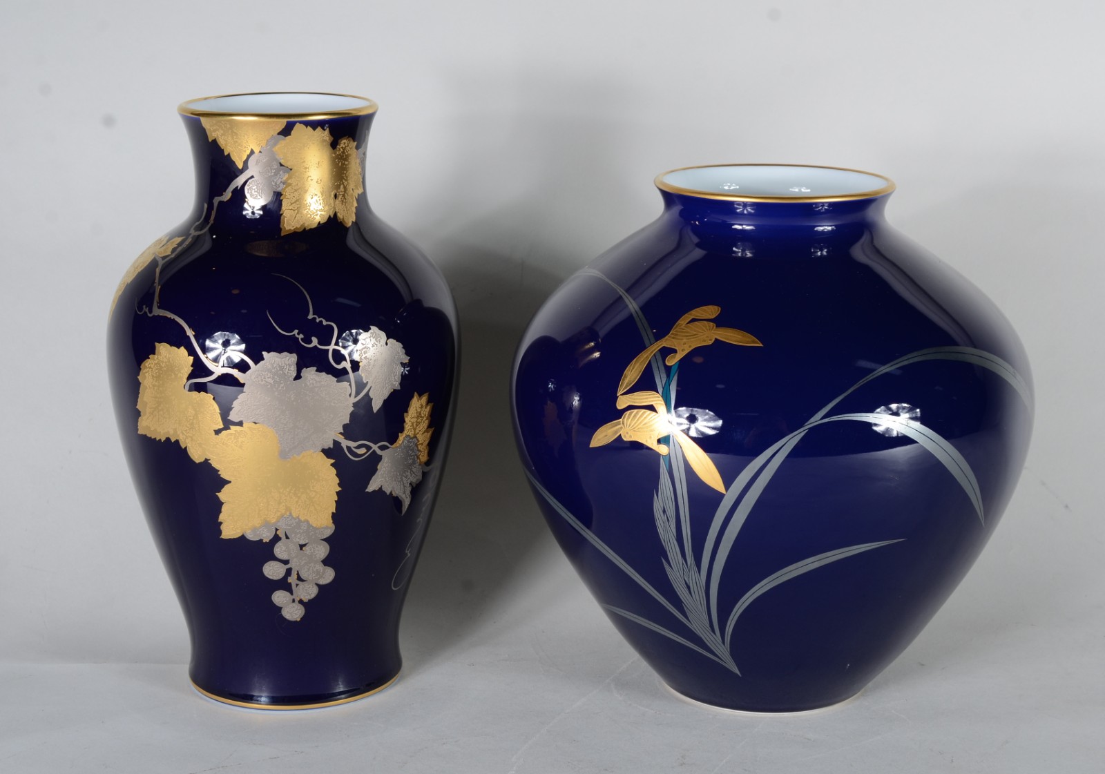 Dois vasos de porcelana japonesa azul cobalto com dourado. - foto 1 de 9