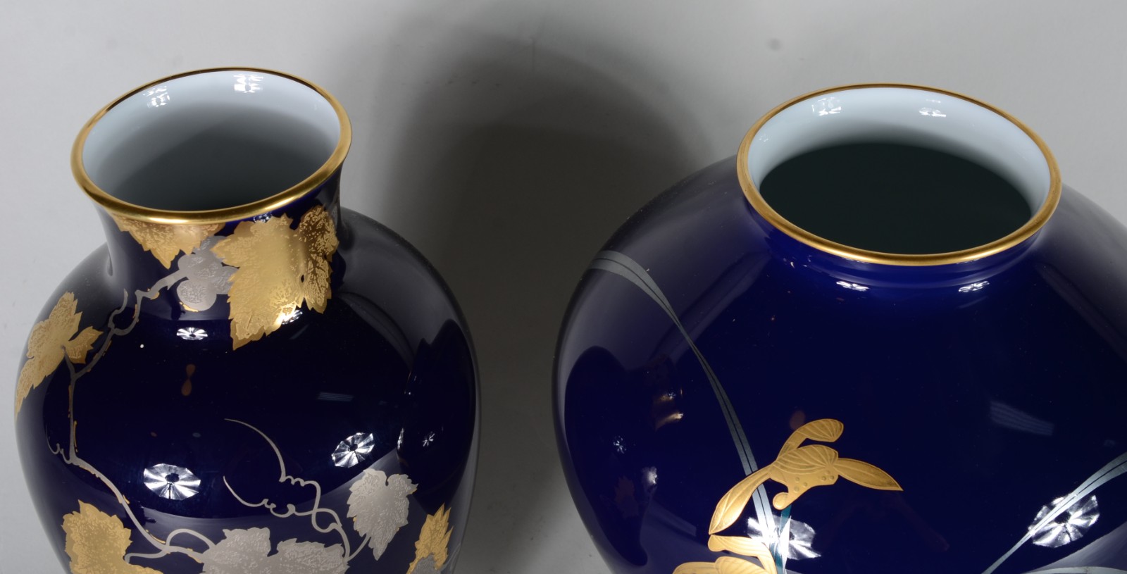 Dois vasos de porcelana japonesa azul cobalto com dourado. - foto 2 de 9