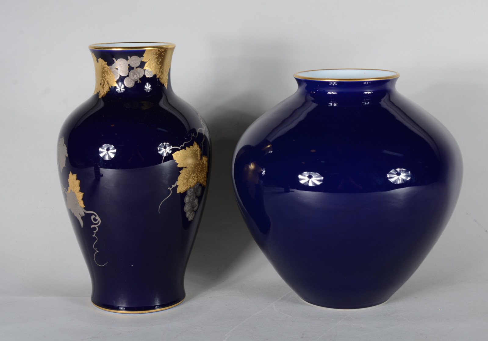 Dois vasos de porcelana japonesa azul cobalto com dourado. - foto 3 de 9
