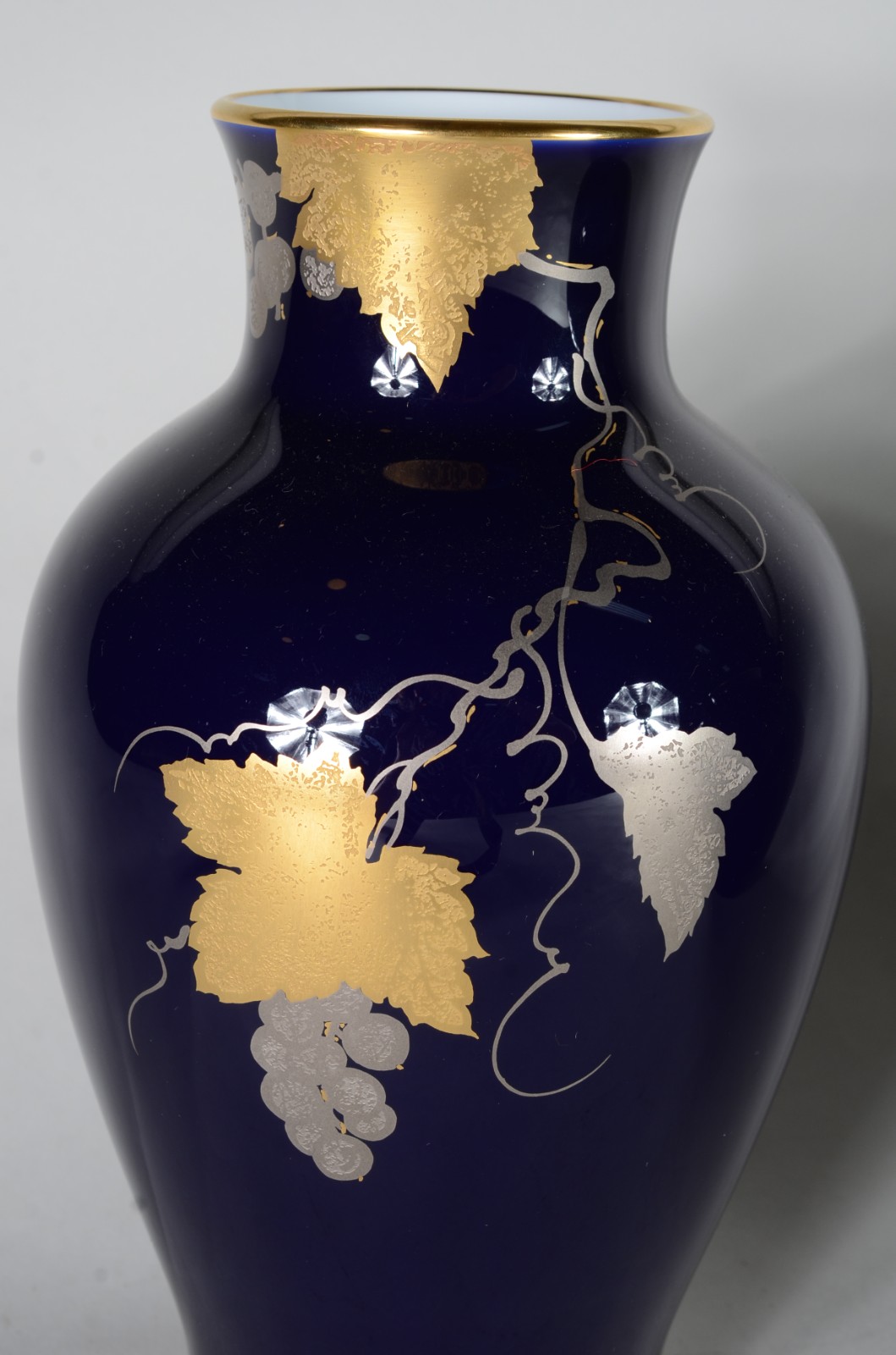 Dois vasos de porcelana japonesa azul cobalto com dourado. - foto 4 de 9