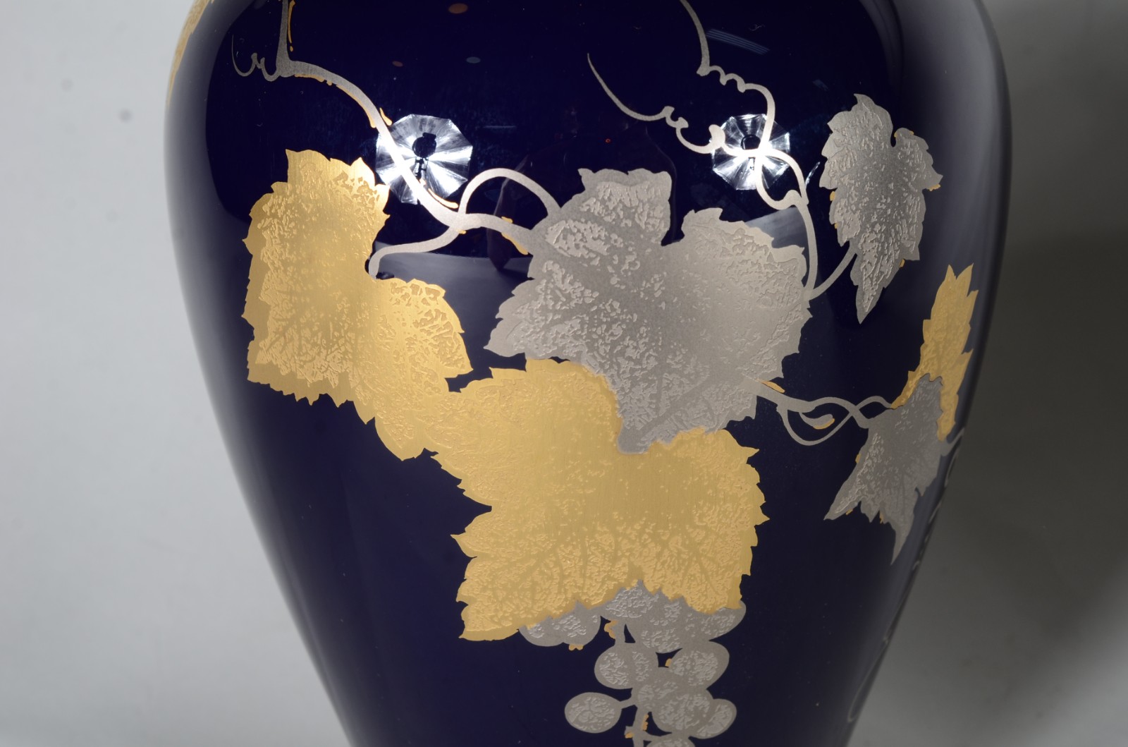 Dois vasos de porcelana japonesa azul cobalto com dourado. - foto 6 de 9