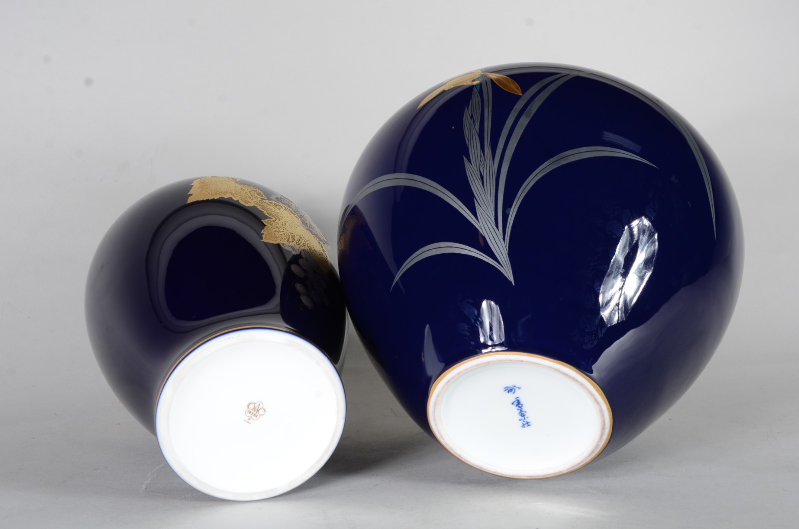 Dois vasos de porcelana japonesa azul cobalto com dourado. - foto 7 de 9