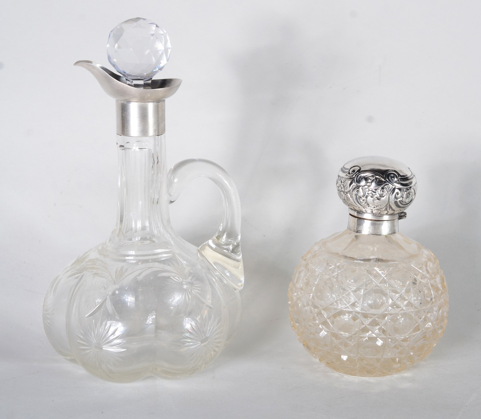 Duas peças, sendo: garrafa e perfumeiro com tampa de prata. Com mofo... - foto 1 de 11