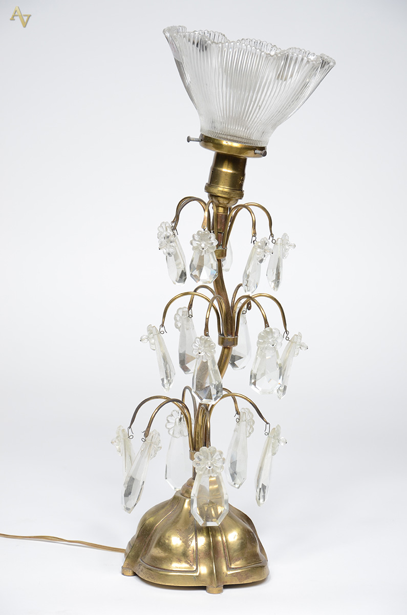 Luminária de metal com cristal em forma de flor. Altura 51 cm.