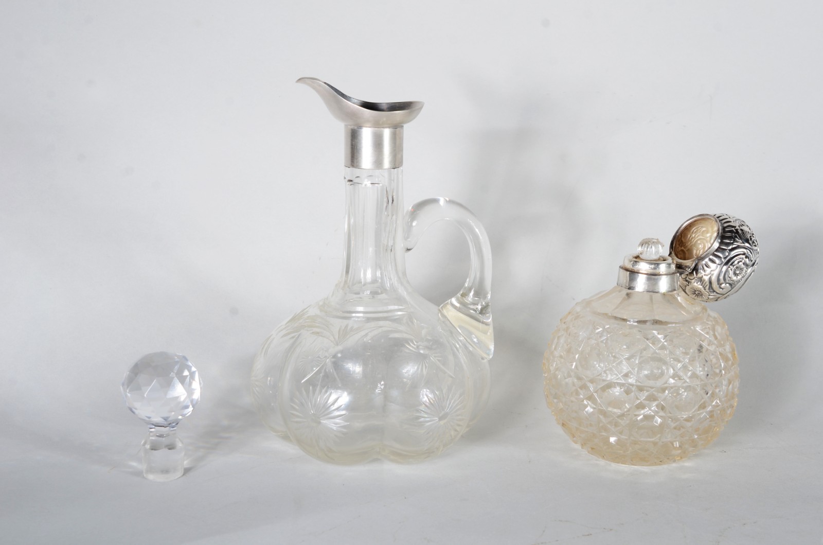 Duas peças, sendo: garrafa e perfumeiro com tampa de prata. Com mofo... - foto 8 de 11