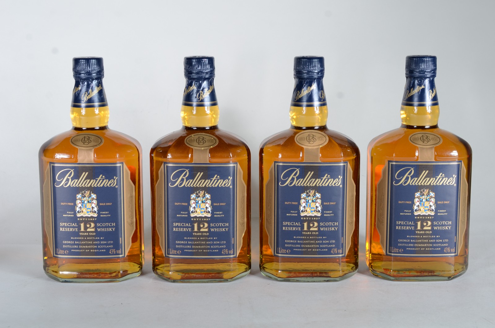 Quatro garrafas Whisky Balantines 12 anos. - foto 2 de 8