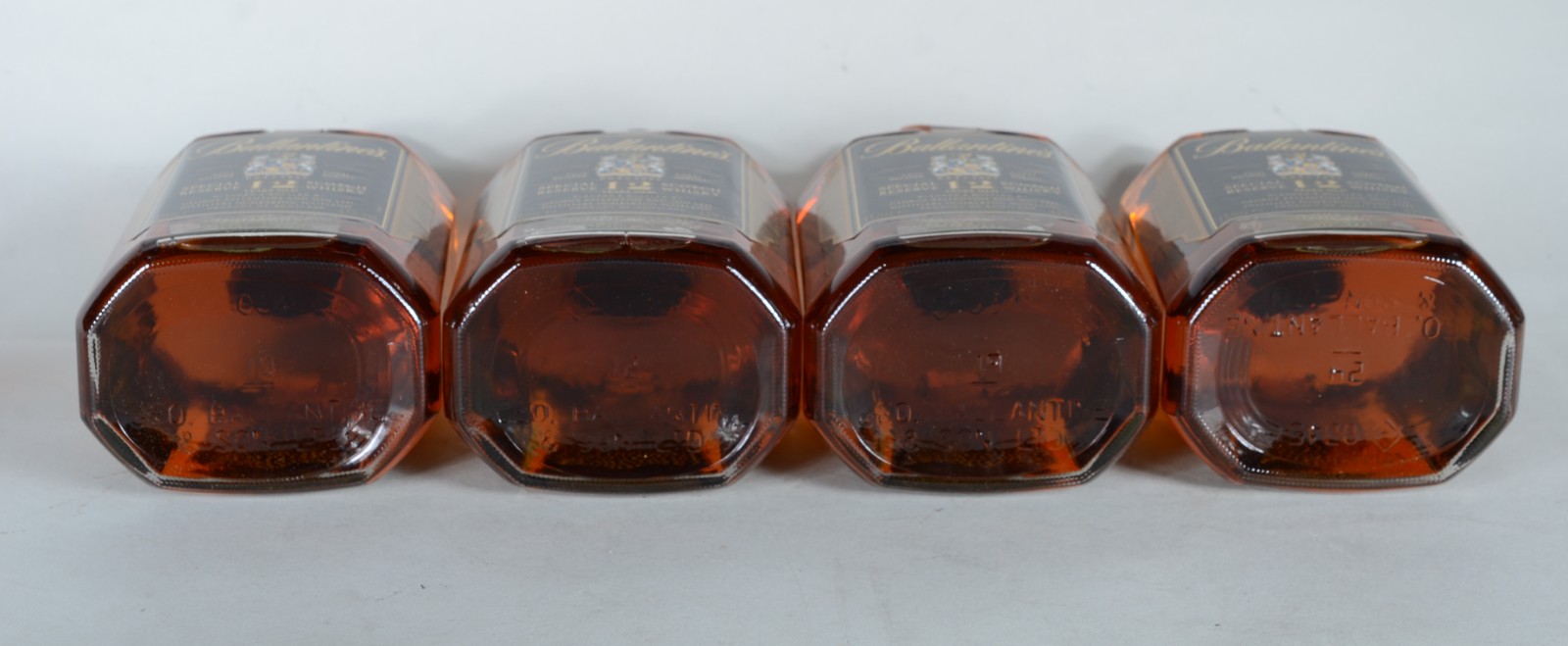 Quatro garrafas Whisky Balantines 12 anos. - foto 4 de 8