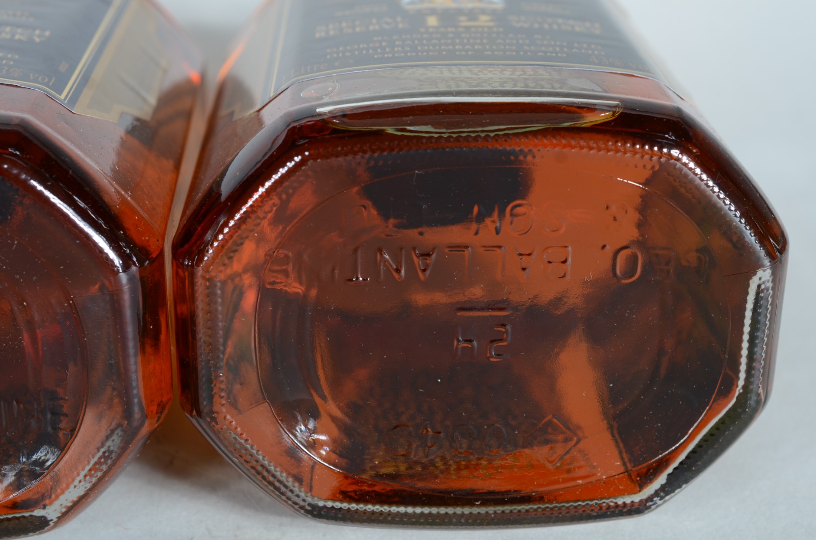Quatro garrafas Whisky Balantines 12 anos. - foto 5 de 8